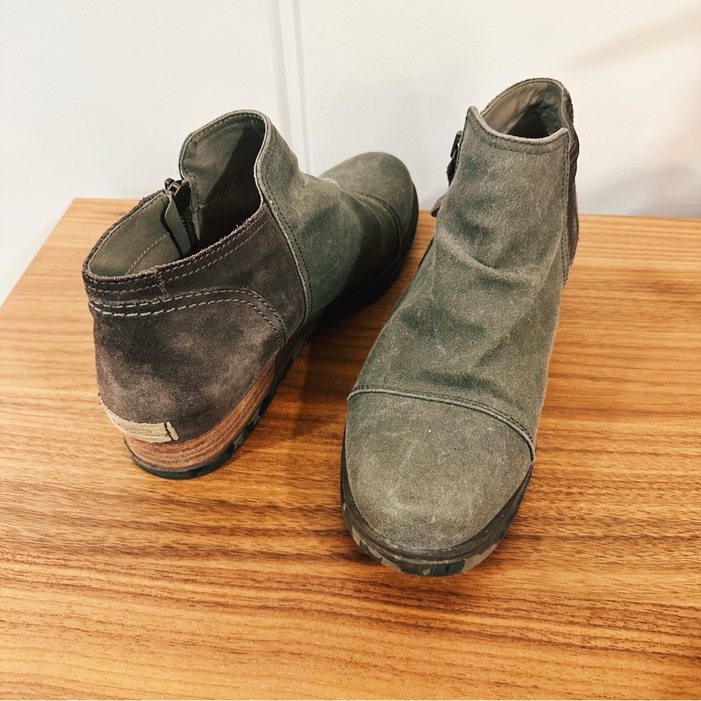 Sorel Chelsea Olive Green Suede Boots - Size 10